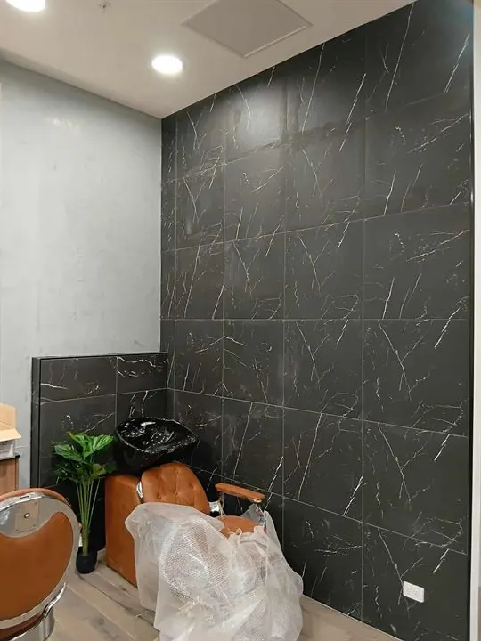 Dark marble-look wall tiles, full height, finished