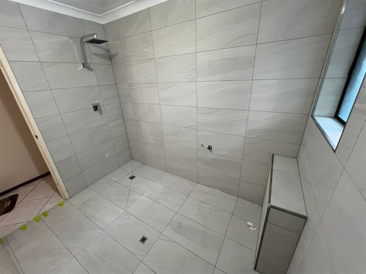 Walk-in shower with a tiled ledge