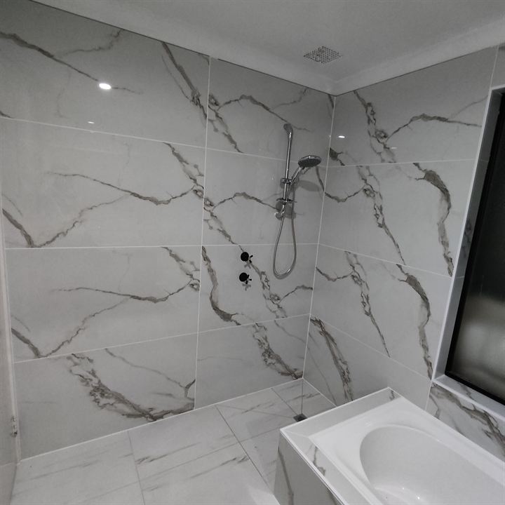 Shower in white marble-look tiles