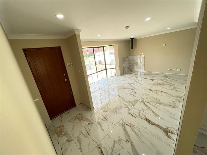 Entry and lounge floor in gold-veined marble-look tiles